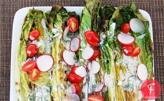 Corações de Romaine grelhados com molho de leite coalhado-endro