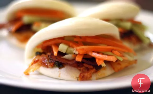 Bacon e Kimchi pães cozidos no vapor com cenoura e pepino Slaw