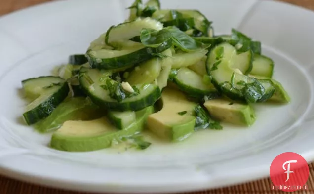 Salada asiática de pepino, aipo e abacate