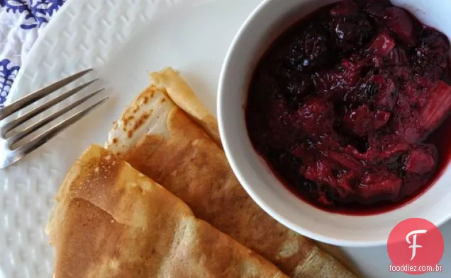 Crepes com compota de Amora-ruibarbo