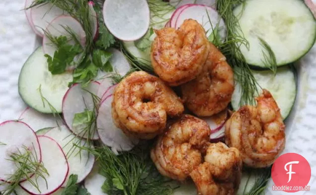 Salada de pepino marinada à frente com rabanetes, endro e camarão