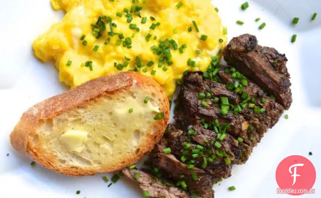 Bife marinado com ervas e Ovos Mexidos macios