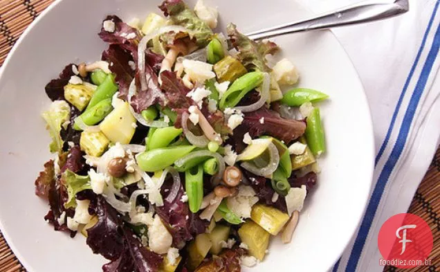 Salada verde com cogumelos em conserva, pepinos, cebolas e Pecorino