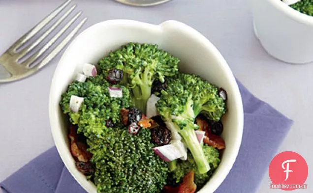 Salada de Crunch de brócolis com Bacon e groselhas