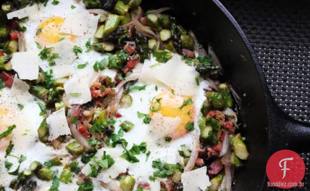Ovos de frigideira com aspargos, Pancetta e Parmesão