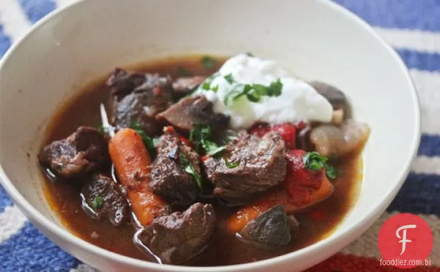 Guisado de carne espanhol com Pimentón e pimentões Piquillo