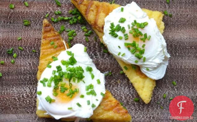 Ovos escalfados em bolos de Polenta grelhados