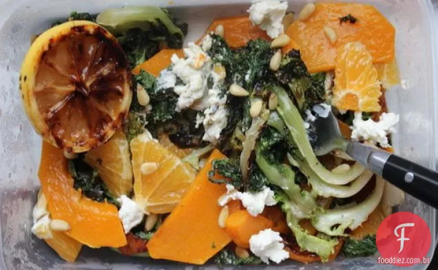Salada de escarola grelhada à frente com citrinos, abóbora e ricota