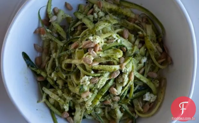 Macarrão de abobrinha Shauna James Ahern com Pesto De Espinafre, Feta e sementes de girassol