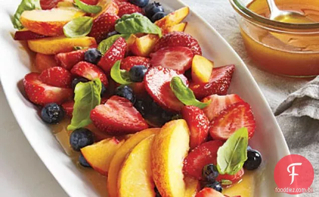 Morangos, pêssegos e manjericão com vinagrete de laranja