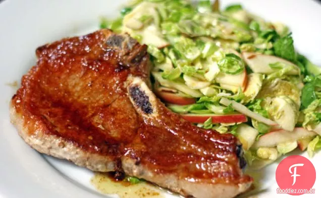 Costeletas de porco com couve de Bruxelas raspada e salada de maçã