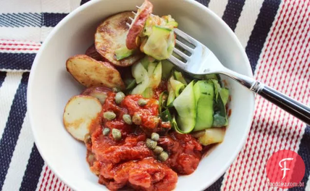 Abobrinha à frente e batata assada Puttanesca