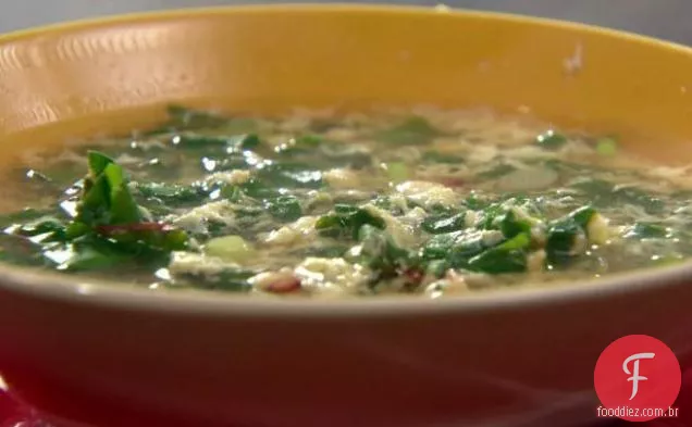 Sopa da gota do ovo do capim-limão e do gengibre com acelga do arco-íris