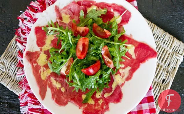 Carpaccio de carne fácil com rúcula