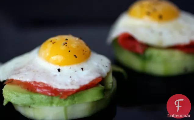 Canapés de ovo de codorna com salmão defumado, abacate e pepino em conserva