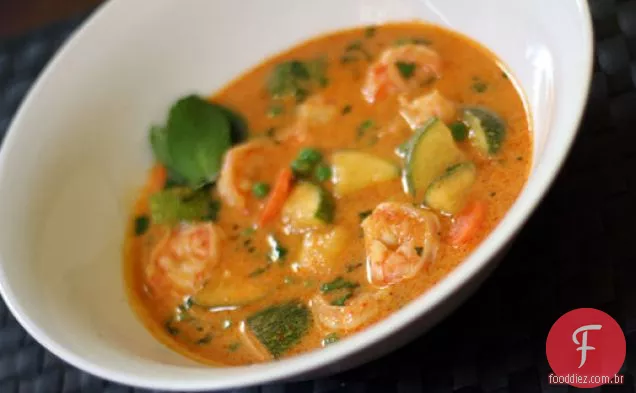 Curry vermelho com camarão, abobrinha e cenoura