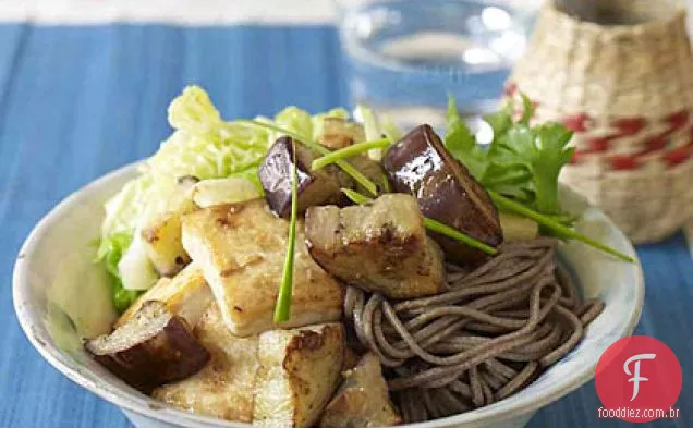 Miso-marinado Tofu e berinjela sobre macarrão Soba