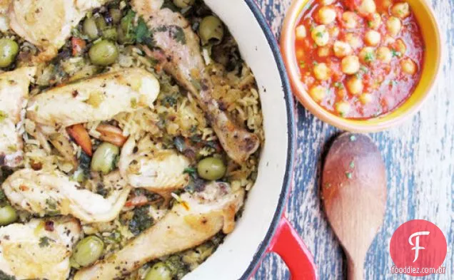 Arroz espanhol com frango, azeitonas e molho de tomate Grão De Bico