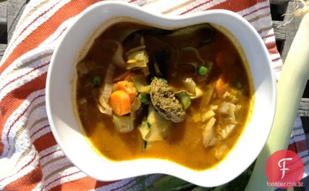 Sopa de legumes de primavera à frente com Pesto