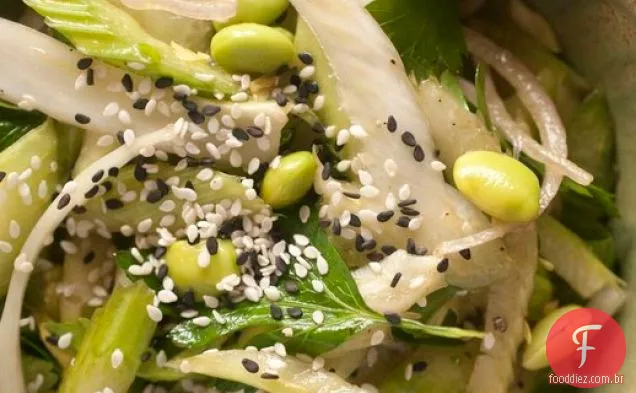 Aipo Asiático, erva-doce e salada Edamame com limão cristalizado, de ' farinha, também