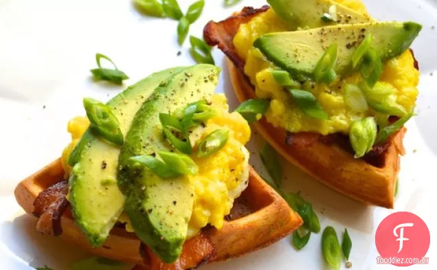 Sanduíches de Waffle com queijo ovos mexidos, Bacon e abacate