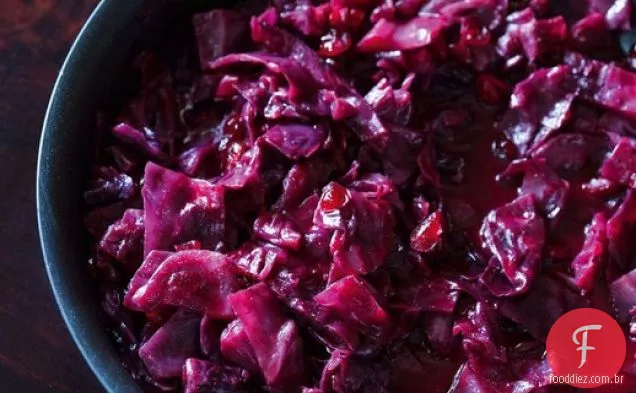 De uma casa de campo polonesa repolho vermelho da cozinha com Cranberries