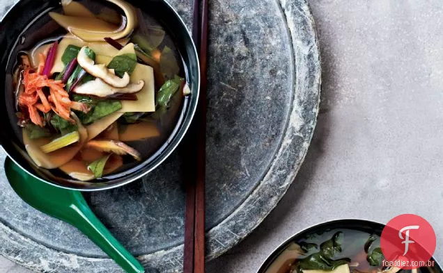 Sopa Shiitake e acelga com macarrão cortado à mão