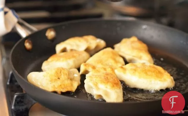 De uma casa de campo polonesa Kitchen's Pierogi com recheio de batata, queijo, Bacon e ervilhas
