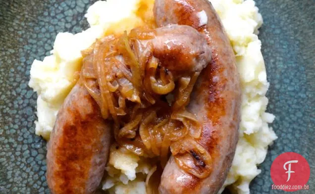 Bangers e Mash com molho de cebola
