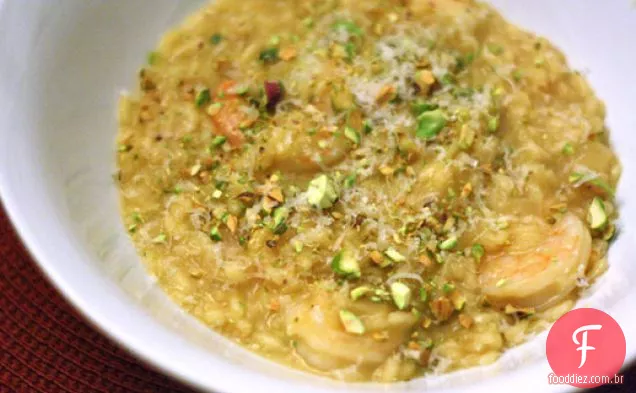 Risoto de açafrão com camarão e pistache