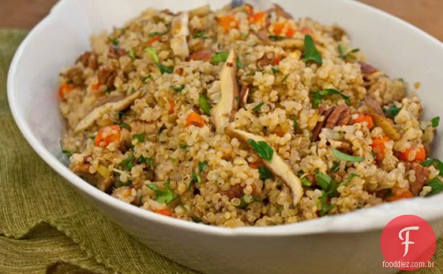 Saladas sérias: salada quente de Quinoa Pilaf com cogumelos Shiitake, cenouras e nozes