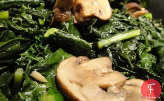 Cozinhe o livro: cogumelos Garlicky e couve