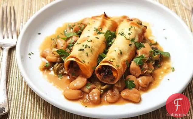 Canelones de batata doce e cogumelos com Escarola refogada e feijão-manteiga (vegano)