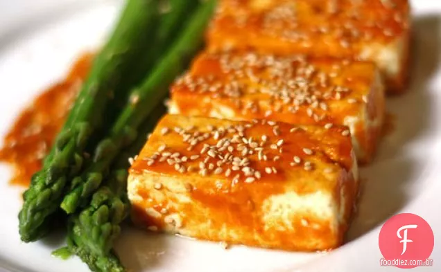 Tofu grelhado com esmalte Miso e aspargos