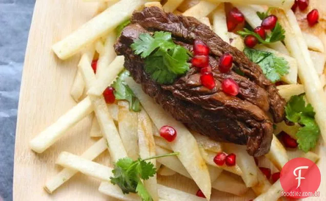 Salada jicama à frente com Bife grelhado, romã e coentro