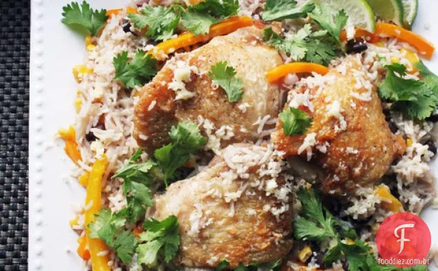 Frigideira frango e arroz com pimentão e cebola