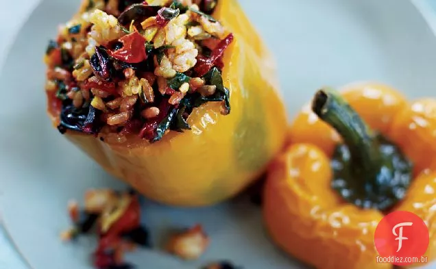 Pimentas amarelas recheadas com acelga suíça picante e pilaf de Cebolinha