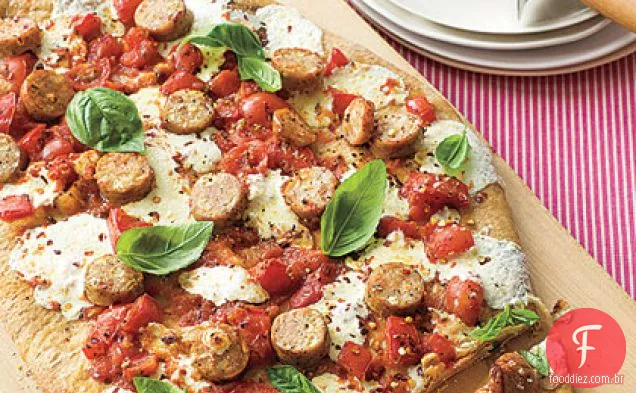Mozzarella fresca, manjericão e pizza de salsicha de frango