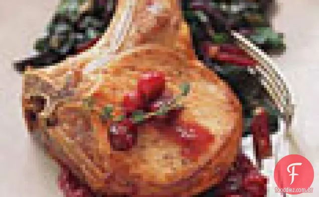 Costeletas de porco assadas em panela com Cranberries e acelga vermelha