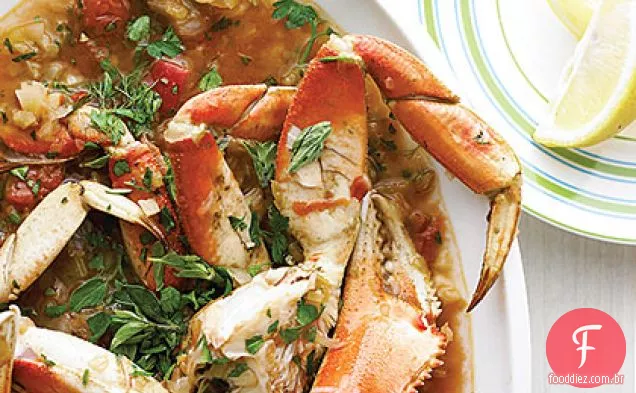 Guisado de caranguejo rápido em caldo de erva-doce-tomate
