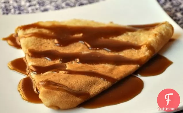 Crepes com molho de caramelo