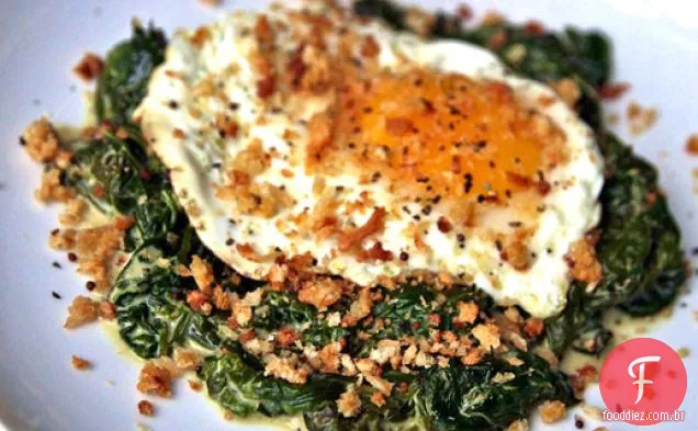 Jantar esta noite: ovos fritos com espinafre com creme de mostarda e Pão ralado