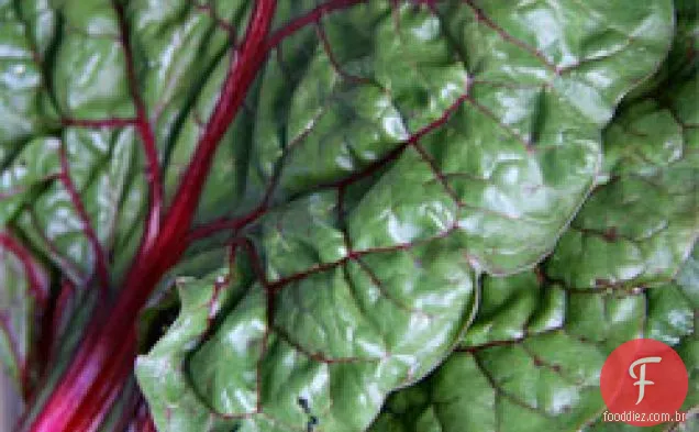 Comer por dois: acelga suíça com tomate e grão de bico