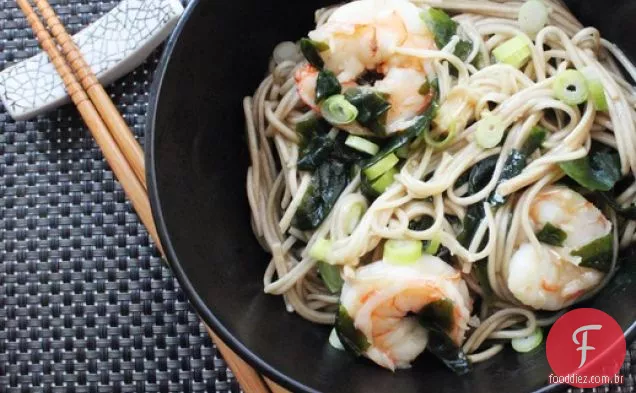 Macarrão Soba com camarão e Wakame