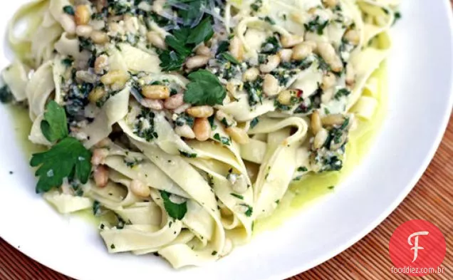 Tagliatelle de verão de Jamie Oliver com salsa e pinhões