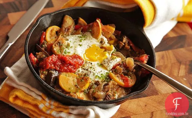 Berinjela, abóbora e tomate cereja Hash com ovos cozidos
