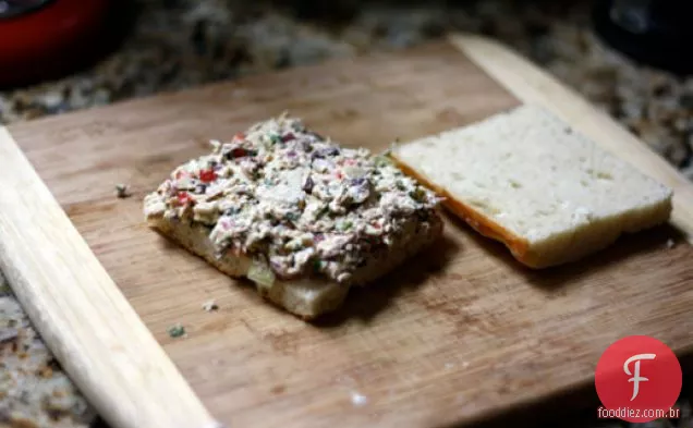 Jantar esta noite: salada de atum Mediterrâneo em Focaccia