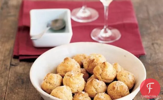 Puffs de queijo com sal e pimenta (Gougères)