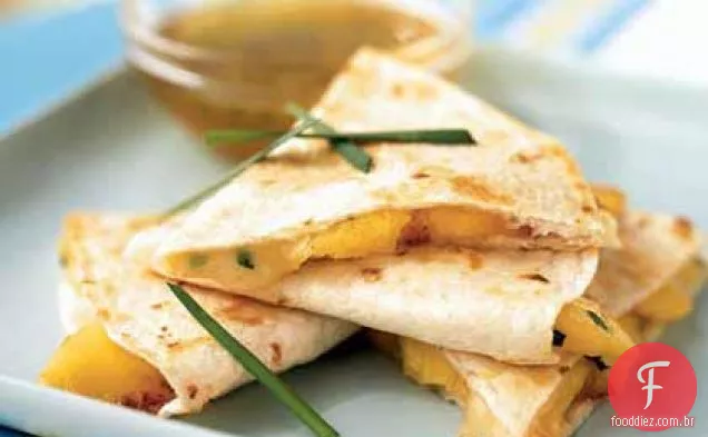 Pêssego e Brie Quesadillas com molho de molho de limão e mel