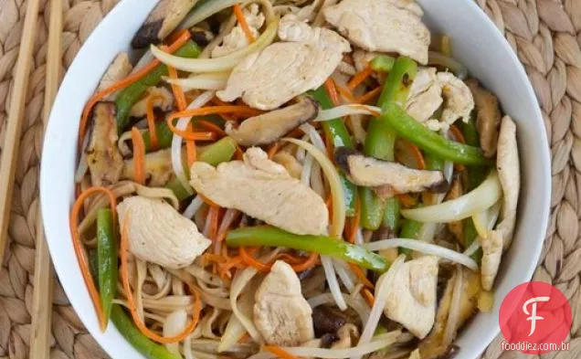 Chicken Chow Mein do Livro de receitas chinês para viagem